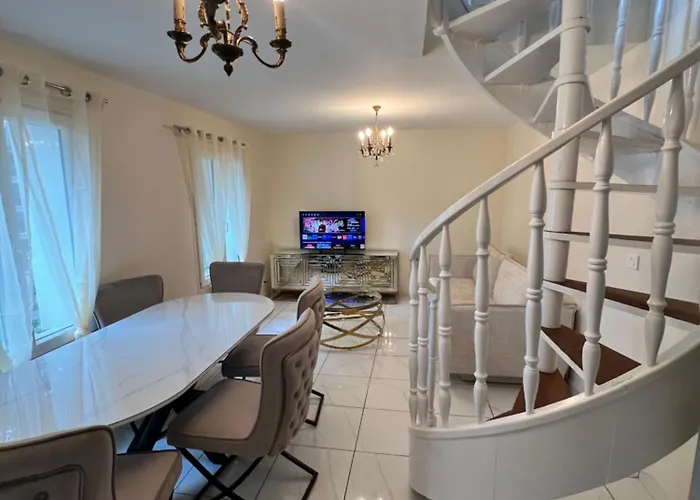 New 2 Bedroom House 15Mins From Paris By Train